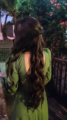 Waist Length Wavy Hair, Brushing Hair Aesthetic, Long Type 4 Hair, Wavy Hair Aesthetic, Long Brown Wavy Hair, Long Wavy Brown Hair, Girl Dpz