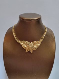 This absolutely gorgeous Monet necklace features the original extender piece, and is in excellent vintage condition.  Signed Monet on the reverse of both clasps, and on the reverse of the centre piece.  Length: 40cm without extender, 43.5cm with extender.  Centre Piece: approx 10cm x 4.2cm ------------------ 🏆About the Designer: Vintage Monet jewellery is prized by collectors because of its high quality and design. The triple-plating manufacturing process ensures that Monet jewellery lasts for decades without tarnish. In the 80s and 90s, Monet produced jewellery for Yves Saint Laurent and Christian Lacroix. -------------------- 🌟 P&P: 👉 Will arrive gift wrapped in an organza bag, in a gift box. 👉 UK shipping: 1st Class Signed For 👉 International Shipping: Tracked -------------------- Vintage Gold Leaf Jewelry, Monet Jewelry, Vintage Monet, Centre Piece, Bib Necklaces, Designer Vintage, Christian Lacroix, Centre Pieces, 80s Vintage