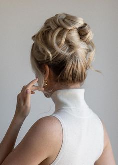 Hairstyle High Bun, High Bun Updo, Dinner Hair, Up Do Hairstyles, Alex Gaboury, Do Hairstyles, High Updo, Goals Life, Bun Updo