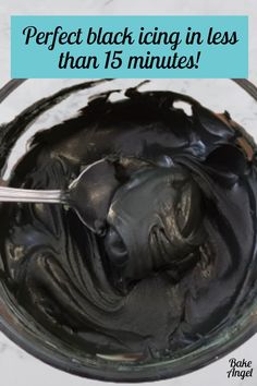 Showing perfect black icing made in less than 15 minutes Cupcake Icing Recipe, Black Buttercream, Black Icing, Black Frosting, Easy Icing, Black Cupcakes, Black Food Coloring, Frosting Recipes Easy, Black Fondant