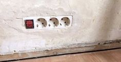 an electrical outlet in the wall with three red and one white outlets on each side