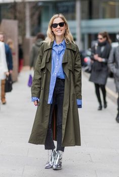 2019 trench: En verde, nos encanta. Khaki Trench Coat Outfit, Green Coat Outfit, Trench Coat Outfit Winter, Green Outfits For Women, Olive Trench Coat, Trenchcoat Style, Trench Outfit, Olive Green Coat, Trench Beige