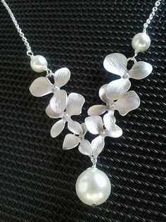 Dangling Triple Orchids Flowers Necklace White Flower Bridal Necklace For Wedding, White Floral Bridal Necklace For Wedding, Silver Flower Bridal Necklace For Wedding, Elegant White Flower Bridal Necklace, Elegant White Bridal Necklace For Bridesmaid, Pearl White Flower Necklaces For Wedding, Elegant Silver Flower Bridal Necklace, Delicate Silver Bridal Necklace For Bridesmaids, Orchids Flowers