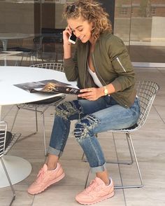 Pink Tennis Shoes Outfit, Reebok Outfits, Reebok Classic Outfit, Pink Shoes Outfit, Golden Barbie, Pink Tennis Shoes, Pink Tennis, Jasmine Sanders