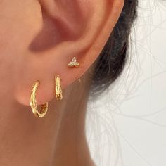 These are the basic simple huggie hoops that you can wear everyday ,made of 925 sterling silver with 18k gold /Silver plated. With modern textured finish you can create minimalist and stylish look at the same time. Come in 2 colours and 2 sizes. • Material: 18k Gold Plated on 925 Sterling Silver• Size: 6mm- Inner diameter: 6mm, Outer diameter: 9mm10mm- Inner diameter: 10mm, Outer diameter: 14mm • Safe for sensitive skin• Hypoallergenic, lead and nickel-free• Sold as a pair ♡ Have any questions o Thirds Earrings, 2 Ear Piercings Ideas Simple, 3 Piercing Ear Ideas, 3rd Ear Piercing, Gold Earrings Hoops, Minimal Gold Jewelry, Icon Jewelry, Earring Stack