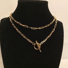 ❤️❤️❤️ On Sale 20% off and Free Shipping ❤️❤️❤️ 14k gold filled paperclip layering chain - the hottest style of the season! Available from 14-36 inches with a front toggle clasp or lobster claw clasp in the back. Available with a 14k gold filled toggle clasp or lobster claw in the back. All components are 14k gold filled. Gold filled chains will not tarnish, even with daily wear. Please see sizing charts above. I suggest 14-28 inches for single strand and 30-38 for a double strand. 4x11mm links Choker Necklace Gold, Layered Chain Necklace, Layered Chokers, Bracelet Dainty, Baroque Pearl Necklace, Cool Necklaces, Pearl Choker, Trendy Gift, Gold Chain Necklace