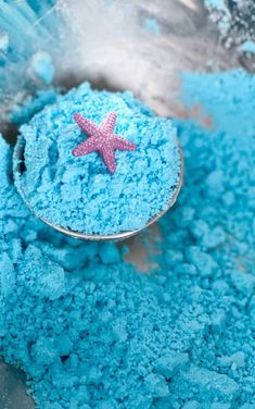 The best bath bombs with a toy inside use all-natural ingredients! These fizz beautifully in the bathtub and make your skin feel silky soft. Bath Bomb Recipe Easy Kids, Kids Bath Products, Bath Bomb Recipe Easy, Coconut Oil Bath, Kids Market, Handmade Scrub, Cat Bath