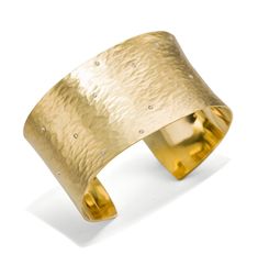 At once assertive and restrained, this 30mm wide cuff is a bold statement of sustainability and responsibility. Matte finish with 24 Diamonds, 18K gold Cody Sanderson, Sky Jewelry, Jewellery Trends, Jewelry Design Inspiration, Eco Chic, Gold Bracelet Cuff, Hammered Gold, Gold Cuffs, Fashion Wishlist