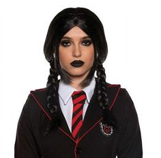 Diese schwarze, geflochtene Perücke „Wednesday Addams“ mit Mittelscheitel und das Gesicht umrahmenden Strähnen ist perfekt, um Ihren makabren Lieblings-Teenager aus der Nevermore Academy und der Addams Family zu spielen. Auch toll für Theaterproduktionen, Indianer-Looks, Feiertagsfeiern, Gothic, Vampire, Hexen und mehr. Einheitsgröße passt den meisten Erwachsenen und größeren Teenagern. Andere Kostüme und Accessoires von Wednesday und Addams Family sind separat auf unserer Seite erhältlich -
 je nach Verfügbarkeit. Gothic Braids, Black Wednesday Addams, Black Wednesday, Wig Braids, Nevermore Academy, Addams Family Costumes, Halloween Express, The Addams Family, Black Costume