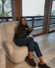 Mountain Looks For Women, Comfortable Cute Fall Outfits, Dresses With Sandals Outfit, Casual Winter Lounge Outfits, Fall Lifestyle Aesthetic, Outfits For Late 20s, Cool Autumn Outfits, Dark Brown Uggs Outfit, Ugg Tazz Slippers Outfit