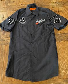 Motoblot 2018 Red Cap Work Shirt with four sewn on patches (Triumph, Progressive MC, City Limit Moto and 3 Sheeps Brewing). Screen prints on both front and back. Very limited. Workshirt Design, Masculine Clothing, Retro Outfit, Small Workshop, Red Cap, Clothing Inspiration, Work Shirt, Men Shirt, Men Shirt Style