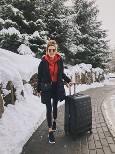 Canada Travel Style Casual Travel Outfit, Canada Style, Travel Fashion Winter, Winter Mode Outfits, Europe Travel Outfits, Winter Travel Outfit, Winter Outfits Warm, Vintage Hipster