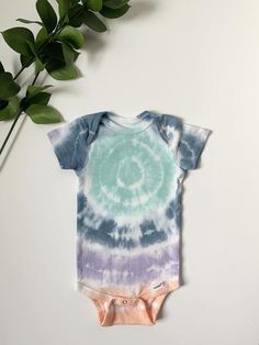 Boho chic custom tie dye baby onesie Sweet Dreams Baby, Baby Tie, Diy Baby Clothes, Diy Clothes And Shoes, How To Tie Dye, Tie Dye Colors, Baby Colors, Tie Dye Shorts, Baby Outfits