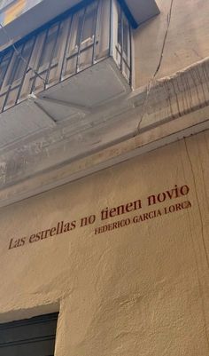 a sign on the side of a building that says las esmerals no tennovvo