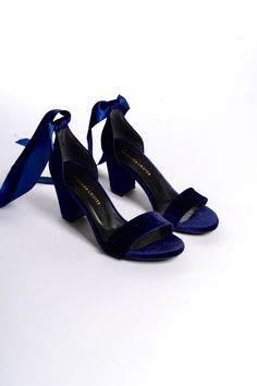 As Eleanor Louise, we stand out with our Navy Velvet heeled shoes that combine style and comfort. Specifically designed for brides, these shoes are crafted with high-quality materials.

• Completing your style and boosting your confidence is the most elegant way! Navy Velvet 3.15-inch (8 cm) high-heeled shoes offer elegance and chicness with every step. Whether it's for daily wear or a special event, these shoes not only add height but also provide a sophisticated touch to your style. Blue Block Heels With Heel Loop, Blue Open Heel Block Heels For Formal Occasions, Blue Open Heel Wedding Shoes For Evening, Blue Open Toe Wedding Shoes For Formal Occasions, Blue Wedding Shoes With 4-inch Heel For Evening, Formal Blue Open Toe Wedding Shoes, Blue Block Heel Evening Wedding Shoes, Blue Block Heel Sandals For Wedding, Blue Heels With Padded Heel And Ankle Strap