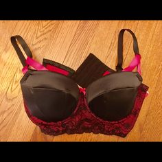 Sexy Black Bra With Gorgeous Lace Detailing And Pink Accents. 36dd Or E. Pink Stretch Bra For Night Out, Pink Underwire Bra For Night Out, Pink Lined Bra For Night Out, Pink Lined Body Bra For Night Out, Pink Accents, Black Bra, Pink Bra, Black And Pink, Lace Detail