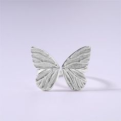 Questo anello in argento sterling 925 Spirit Vivid Butterfly Plain è un pezzo classico con un design senza tempo.  Realizzato in argento sterling 925 di alta qualità per una maggiore durata, presenta un vivace design a farfalla che aggiungerà sicuramente un tocco semplice ed elegante a qualsiasi guardaroba.
 Dettagli

Materiale: argento 925
Colore: placcato oro bianco
Taglia: Taglia USA # 6.5 regolabile
Peso: circa 3,4 g
Codice: AR23101816

 Parole chiave del prodotto: Anelli a fascia distorta, Plain Ring, Plain Rings, Rings Unique, Rings Vintage, Creating Jewelry, Blue Zircon, Vintage Band, Butterfly Design, Gold Plated Jewelry