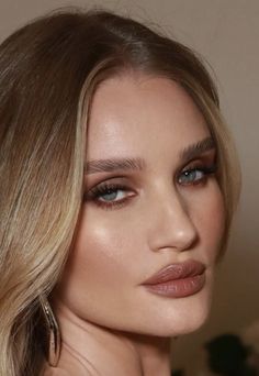 Brown Monochromatic Makeup, Dewy Golden Makeup, Smokey Eye On Fair Skin, Soft Autumn Glam Makeup, Soft Summer Smokey Eye, Square Hairline Hairstyles, Sultry Bronze Makeup, Bronzey Glowy Make Up Wedding, Matte Neutral Makeup