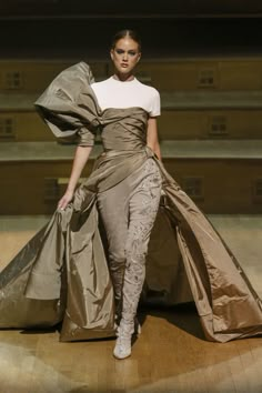 Stephane Rolland Couture, Couture Fashion Photography, Spring Fashion Chic, Stephane Rolland, Rene Lalique, Fashionably Late, Top Design Fashion, Couture Dress, Illustration Fashion Design