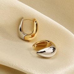 These elegant gold and silver teardrop hoop earrings feature a sleek, dual-tone design, combining the warmth of gold with the cool luster of silver. The smooth, rounded curves offer a contemporary yet timeless look, making them perfect for adding a touch of sophistication to any outfit. With their polished, high-shine finish, these earrings effortlessly catch the light, creating a striking visual contrast between the two metals. Ideal for both day and evening wear, these earrings are a versatile addition to any jewelry collection, suitable for any occasion. Measurements: Height: 25mm (0.98 inches) Width: 20mm (0.78 inches) Thickness: 13mm (0.51 inches) Weight: 5.3g (0.19 oz) Female Piercing, Gold Oval Earrings, Wedding Gift For Mom, Gold Hoops Earrings, Daughter Best Friend, Silver Certificate, Chunky Hoop Earrings, Earrings Trendy, Hoops Earrings