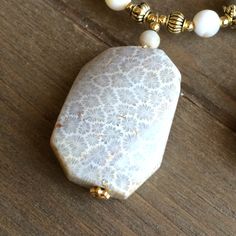 Gold Agate Beaded Necklace, Unique Pearl White Pearl Jewelry, White Gemstone Necklace With Mother Of Pearl, Pearl White Gemstone Jewelry, Artisan Pearl Beaded Jewelry, White Gemstone Pendant Jewelry, Handmade Artisan Pearl Jewelry, Artisan Handmade Pearl Jewelry, Artisan White Jewelry With Natural Stones