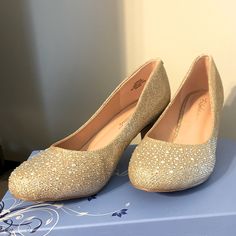 a pair of women's shoes sitting on top of a blue box