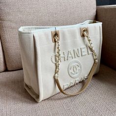 Description CC Deauville Tote Tweed Bag Summer Collection White For Women 15.7in/40 cm Rep 1:1 Measurements: 40 x 22 x 30 cm / 15/7 x 8.6 x 11.8 inches (Length x Width x Height) Chain White Gold-toned hardware Include dust bag. This product is of the best quality. Luxury Canvas Bag With Detachable Handle For Shopping, Luxury Large Capacity Canvas Bag For Errands, Luxury Large Capacity Canvas Bag For Shopping, Luxury Large Capacity Canvas Bag, Luxury Large Capacity Canvas Shopping Bag, Luxury White Canvas Bag With Top Carry Handle, Luxury Canvas Tote Bag With Detachable Handle, Luxury White Rectangular Canvas Bag, Luxury Beige Canvas Bag With Handles