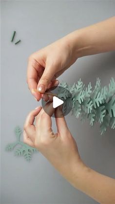 Felt Christmas Trees Diy, Winter Diy Decor, Diy Paper Tree, Paper Christmas Wreath, Diy Paper Christmas Tree, Diy Paper Flowers, Christmas Tree Template, Winter Decorations Diy, Mini Tree