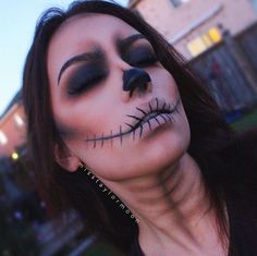 Creative Costume Ideas, Maquillage Halloween Simple, Teknik Makeup, Halloween Makeup Sugar Skull, Creative Halloween Makeup, Pop Culture Moments, Halloweenský Makeup, Creative Costume