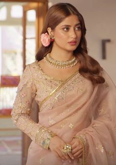 Saree Hairstyle, Farewell Saree, Dresses Hairstyles, Sajal Aly, Saree Wearing Styles, Simple Saree Designs, Desi Wedding Dresses, Saree Looks, Saree Wearing