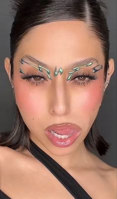 Futuristic Makeup Sci Fi, Euphoria Halloween, Sci Fi Makeup, Make Up Bar, Alien Makeup, Holographic Makeup, Space Makeup, Concert Hairstyles