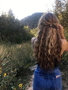 Lightly Wavy Hair, Long Wavy Hair Highlights, Natural Wavy Hair Hairstyles, Long Loose Curly Hair, Curly Brown Hair Aesthetic, Long Naturally Wavy Hair, Curly Summer Hair, Aesthetic Wavy Hair, Wavy Light Brown Hair