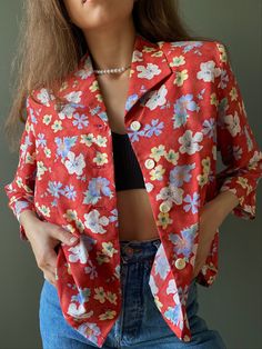 Vintage floral women's blouse in red, padded, fits XS-M, made of viscose, very light, perfect for summer, excellent vintage condition. Measurements: Shoulders 38 cm Sleeve 40 cm Length 57 cm Floral Blouse Outfit, Summer Blouse Outfit, Vintage Floral Blouse, Red Floral Blouse, Womens Blouses, Vintage Short, Blouse Outfit, Vintage Shorts, Floral Vintage