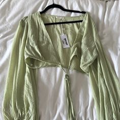 Size M Green Long Sleeve Crop Top For Day Out, Green V-neck Crop Top For Spring, Summer Long Sleeve Tops For Brunch, Green V-neck Crop Top For Day Out, Summer Long Sleeve Crop Top For Day Out, Long Sleeve Summer Crop Top For Day Out, Green Crop Top For Spring, Long Sleeve Crop Top For Beach In Spring, Spring V-neck Crop Top For Brunch