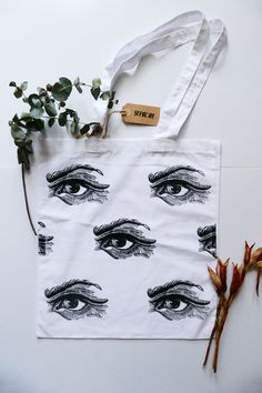 Tote bag 100% coton imprimé à la main. Chaque impression est une œuvre artisanale unique. D'un sac à l'autre, les impressions peuvent varier légèrement. Edition de 10 exemplaires. Chaque sac est numéroté! Lavage en machine à 30o max. de préférence avec un détergent doux. Existe aussi en gris. Veuillez me faire savoir si votre commande est un cadeau et je serai plus qu'heureuse de l'emballer avec amour. Laissez-moi juste une note lors de la commande si vous souhaitez également inclure une note pe White Screen Print Bags For Everyday Use, White Screen Printed Bag As Gift, White Screen Print Bag As Gift, White Hand Printed Bags For Everyday Use, White Hand Printed Bags For Daily Use, Everyday White Canvas Bag With Screen Print, White Hand Printed Bags As Gifts, White Hand Printed Canvas Bag For Everyday Use, White Hand Printed Bag For Everyday Use