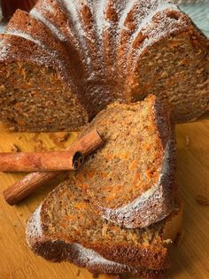 Com um sabor de especiarias excepcional e massa super úmida, este é realmente o melhor bolo de cenoura. É doce sem ser muito doce, com sabores marcantes que eu amo e muito fácil de fazer, vamos lá:Bolo de Cenoura com EspeciariasIngredientes2 ½ xícaras de farinha de trigo1/2 xícara de açúcar cristal1 1/2 xícara de açúcar mascavo1 ½ colher de chá bicarbonato de sódio1 colher de chá fermento em pó1 colher de chá sal2 colheres de chá canela em pó½ colher de chá noz-moscada moída1 xícara de óleo (...