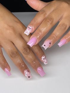 Halloween Nails Medium Coffin, Nails Acrylic Halloween Simple, Simple Halloween Nails Medium, Cute Nail Ideas Halloween, Happoween Nails, Halloween Pink Nails Short, Short Acrylic Nails October, Short Fall Themed Nails, Halloween Frenchies Nails