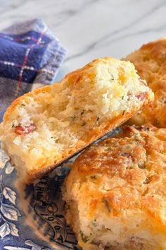 Bacon cheddar chive biscuits. Cheddar Chive Biscuits, Chive Biscuits, Country Dinner, Sandwich Sides, Dinner Sandwiches, Bacon Cheddar, Breakfast Brunch Recipes