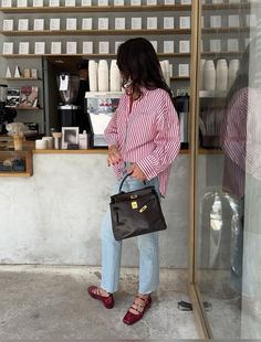 Mary Jane Flats Outfit, Mary Jane Outfit, Mary Janes Outfit, Outfits With Striped Shirts, Chica Chola, Dinner Outfit Casual, Coffee Date Outfits, Red Striped Shirt, Latina Outfits