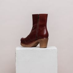 Meet Milly- a traditional clog boot with a modern twist. Handmade in Portugal in gorgeous cognac-coloured leather, Milly features a clog-style heel with visible rivets and a rounded toe for a look that is bang on trend. The Milly clog boot also features decorative stitching across the toe. The cushioned sole gives optimal support, while the side zipper makes it easy to wear. Unique Calou sole soft & flexible Heel height 7,5 cm/ 2.95 in Shaft height 16 cm /6.3 in True to size Red Cedar Wood, Leather Clog, Heel Grips, Clog Boots, Clogs Style, Shoes Too Big, Shoe Tree, Naha, Leather Clogs