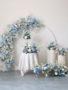 blue and white flowers are arranged on the table for an elegant wedding arch decoration idea