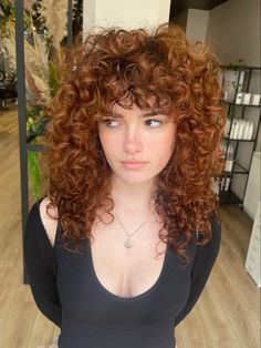 Rock And Roll Hair Color, Layered Chunky Curls With Bangs, Cowboy Copper Curly Hair, Curly Hair Colour Ideas, Curly Hair Shag Haircut, Shag Curly Hair, Curly Hair Cuts With Layers And Bangs, Curly Hair Shag