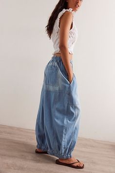 Blue Denim Jeans Outfit, Drawcord Detail, Vestidos Boho, Oversized Pockets, Jeans Free People, Elastic Waist Jeans, Oversized Jeans, Boho Fashion Bohemian, Sporty Sneakers