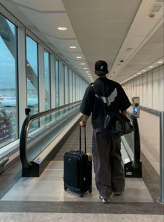 Airport Fit Men, Black Cap Outfit Men, Fitted Caps Men Outfit, Black Cap Outfit, Airport Outfit Men, Aaron Blackford, Aesthetic Guy Outfits, The Spanish Love Deception, Spanish Love Deception