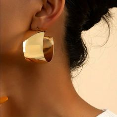 Brand New Women's Chunky Gold Semi Hoop Earrings Genuine 14k Gold Plated Sterling Silver 1.25" Tall 1" Wide Retail Price $350 Buy With Confidence From A Trusted Seller With A 99%+ Feedback Rating! A0174 (Id-763-) Big Chunky Gold Earrings, Ariana Boussard Reifel, Earring Luxury, Chunky Gold Jewelry, Oversized Hoop Earrings, Character Board, Fashion Corner, Chunky Earrings, Earrings Round