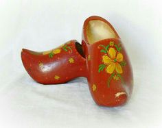 Dutch Shoes, Dutch Wooden Shoes, Dutch Clogs, Shoes Inspiration, Wooden Shoe, Drawing Book, Wooden Clogs, Scandinavian Folk Art, Wooden Hoop