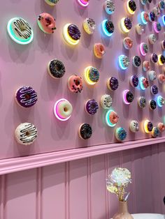 Donut Coffee Shop, Doughnut Shop Aesthetic, Donut Shop Ideas, Tiny Restaurant Design, Cookie Shop Interior, Bakery Ideas Interior, Instagramable Walls Cafe, Donuts Shop Design, Donut Shop Aesthetic