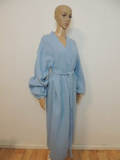 Pamper your skin and yourself with a beautiful muslin robe. This versatile and stylish robe is made from natural muslin cotton with the environment in mind. It is made from three layers of lightweight muslin fabric, making it soft, comfortable but still lightweight. Thanks to its texture, our bathrobe is breathable and does not irritate the skin at all. An essential piece in your summer clothing whether at home, outside or on the beach, you will feel comfortable at all times. Material: Muslin Co Spring Long Robe For Home, Long Spring Robe For Home, Wrap Robe For Relaxation In Spring, Spring Wrap Robe For Sleep, Spring Wrap Robe For Relaxation, Spring Wrap Sleep Robe, Spring Open Front Home Robe, Spring Relaxation Robe With Tie Waist, Spring Wrap Robe With Relaxed Fit