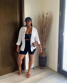 Chill Fits Summer, Casual Barbecue Outfit, Shorts And Trainers Outfits, Outdoor Event Outfit Summer, Houston Summer Outfits, Chic Casual Summer Outfits, Summer Outfits That Cover Upper Arms, Classy Summer Outfits Black Women, All Black Outfit Casual Simple