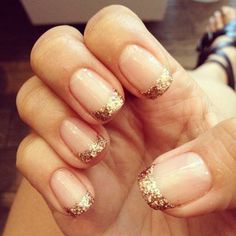 Can’t get enough of gold? Check this amazing gold and glitter inspired French tip nails. The nails start with a clear polish as the based and later on tipped with a gold coat and accented with glitters. French Manicure Gel, Gell Nails, French Manicure Nail Designs, Classic Nail Art, Bridesmaids Nails, Gel French Manicure, Glitter French Tips, Glitter French Manicure, French Manicure Designs